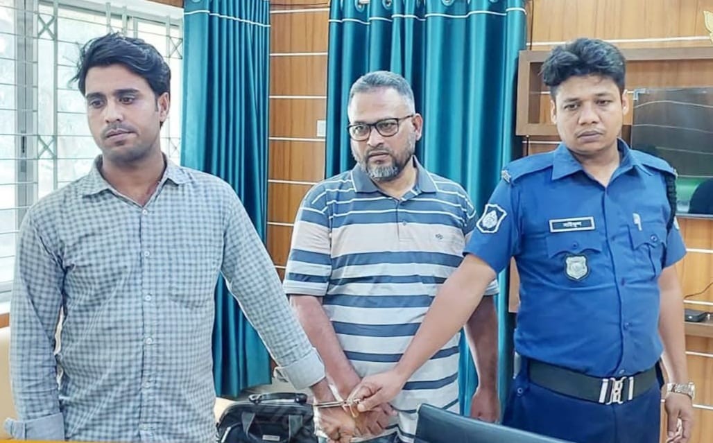 কুমিল্লা আঞ্চলিক নির্বাচন অফিসে ভুয়া কর পরিদর্শকসহ দুই প্রতারক আটক